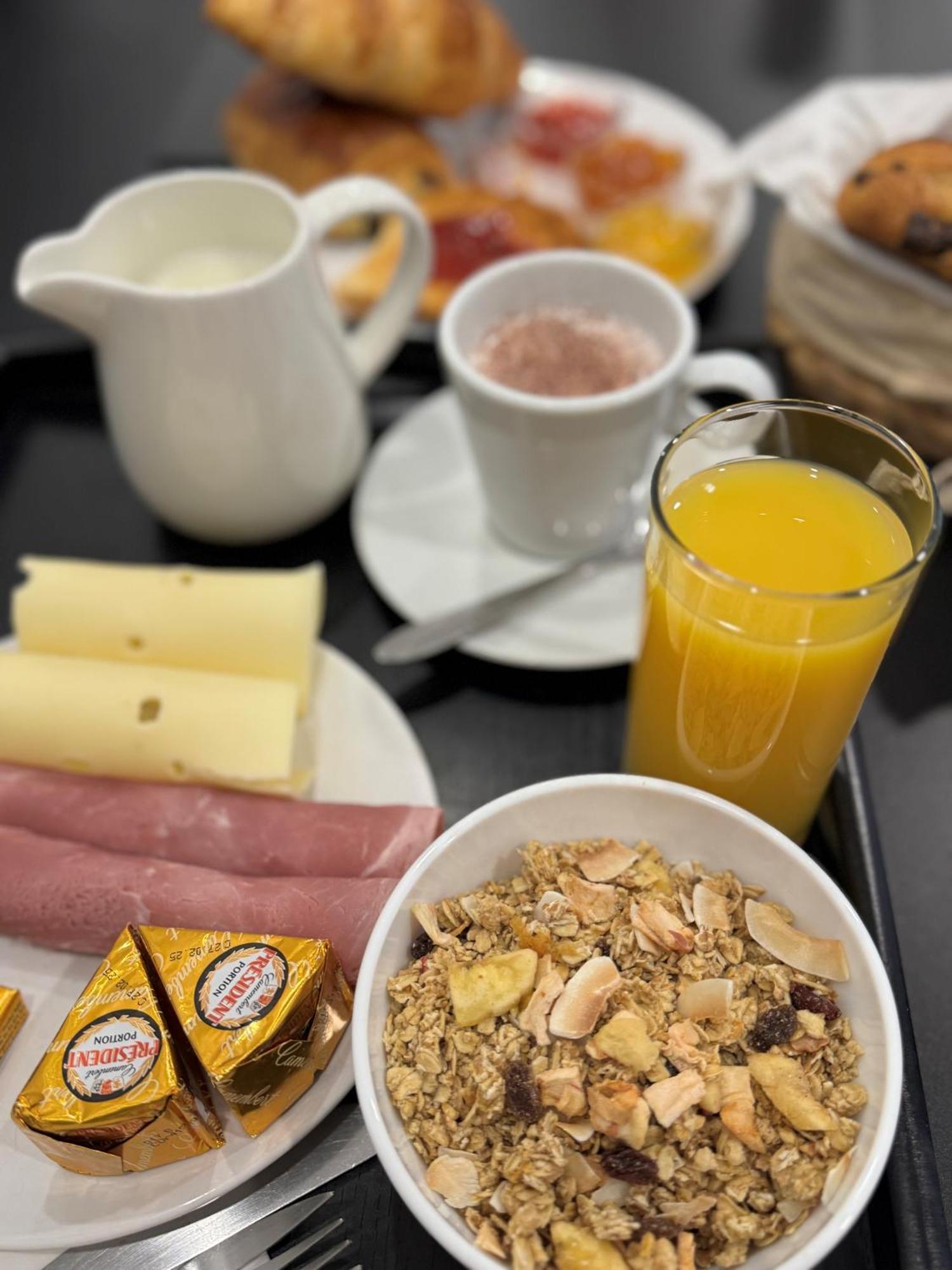 Paris Hotel Клиши Экстерьер фото
